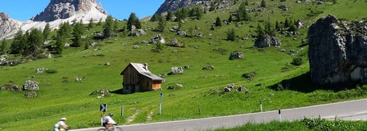 foto van wielrenners die de Alpe d'Huez afdalen